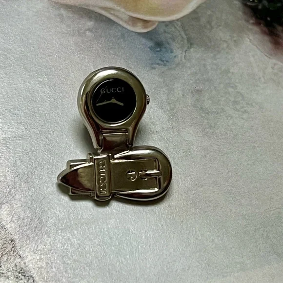 Gucci Silver pin or brooch with watch details. - Picture 3 of 10